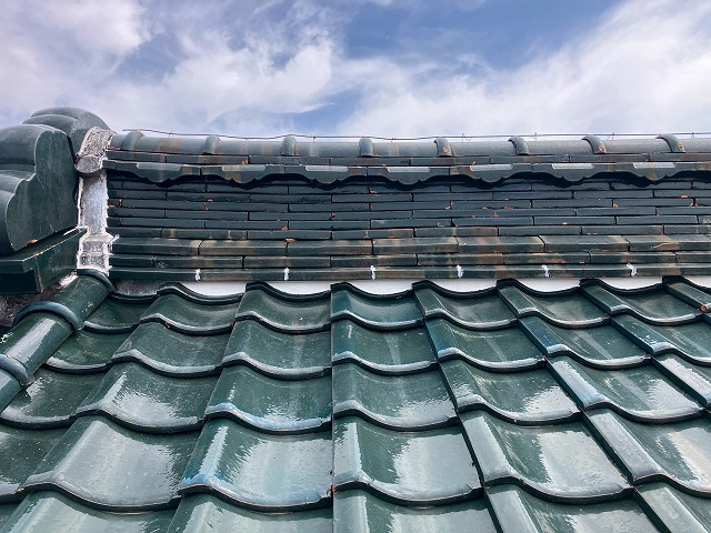 瓦の劣化状況を確認